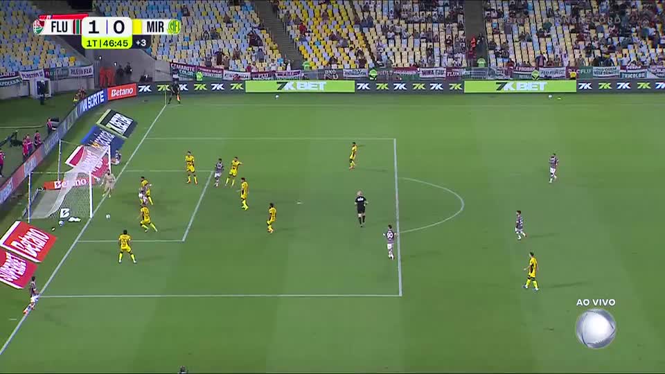 Que chance! Canobbio tem gol vazio à frente, mas não alcança bola para o cabeceio