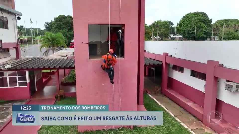 Bombeiros mostram técnica usada para resgatar trabalhadores pendurados no DF