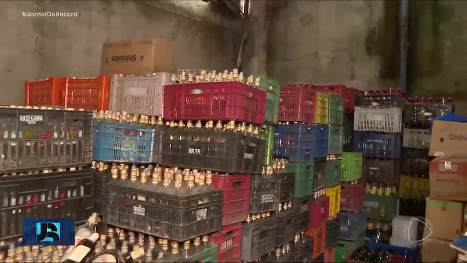 Polícia recolhe mais de 200 mil garrafas que seriam usadas na falsificação de bebidas, em SP