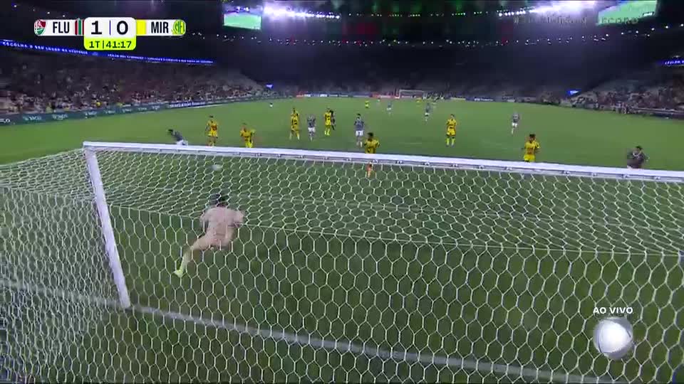 Lucho Acosta tabela com Everaldo e quase marca um golaço para o Fluminense