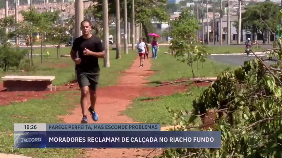 Moradores reclamam de calçada no Riacho Fundo 2 (DF)