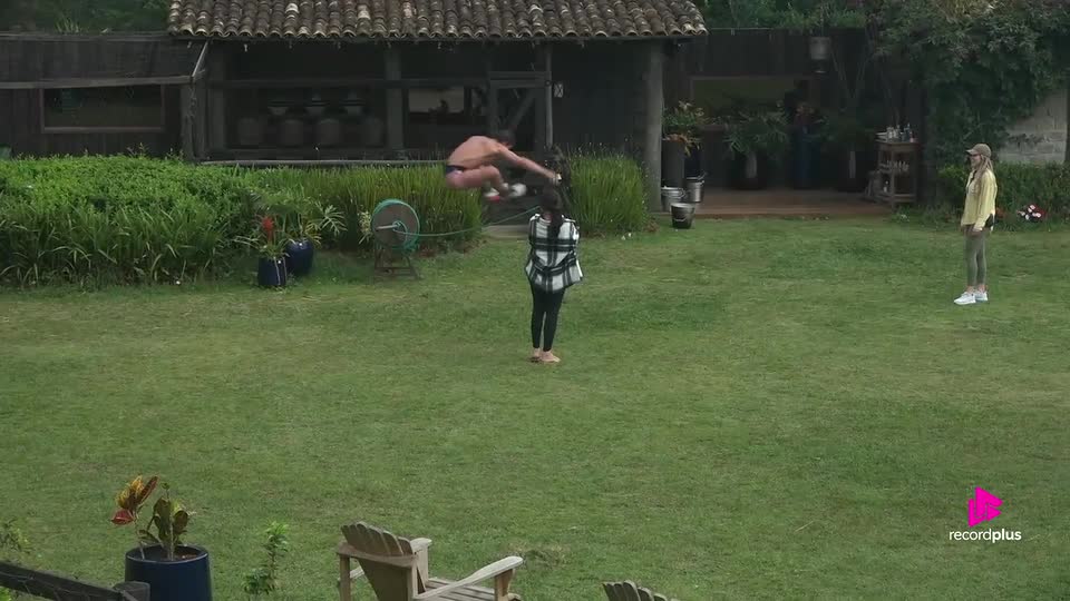 Olimpíada rural: Saory e Mesquita inventam disputa de salto sobre a mangueira | A Fazenda 17