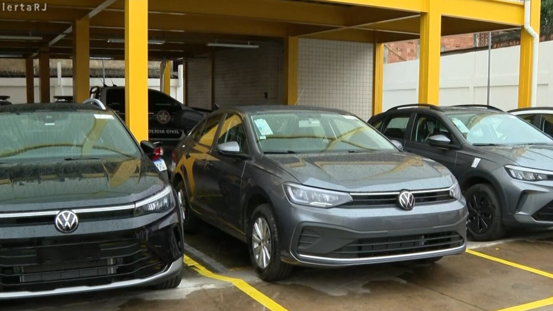 Quatro carros roubados de caminhão-cegonha são recuperados em comunidade de Duque de Caxias (RJ)