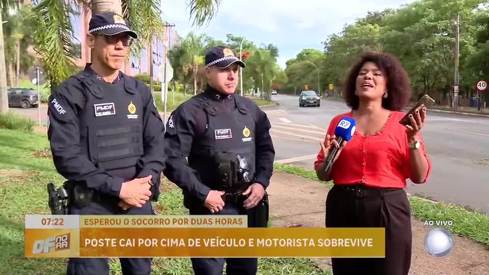 Policiais falam sobre resgate de mulher que teve carro atingido por árvore na Asa Norte (DF)