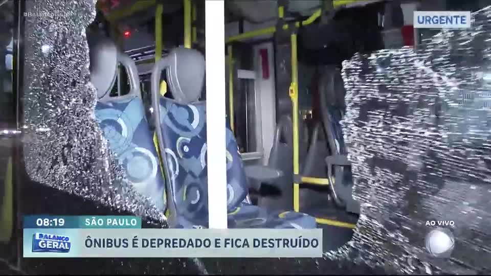 Homem vandaliza ônibus após discussão entre passageiros no centro de São Paulo