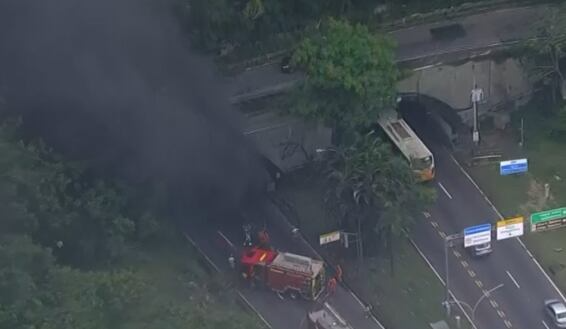 Incêndio em ônibus dentro de túnel causa caos no trânsito do Rio nesta manhã