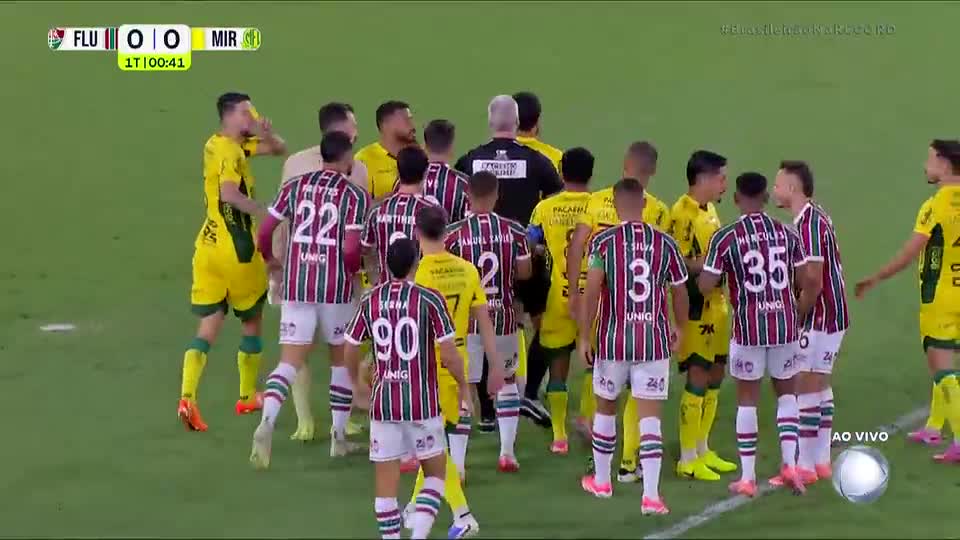 Daronco expulsa jogador do Mirassol e volta atrás após ser chamado pelo VAR