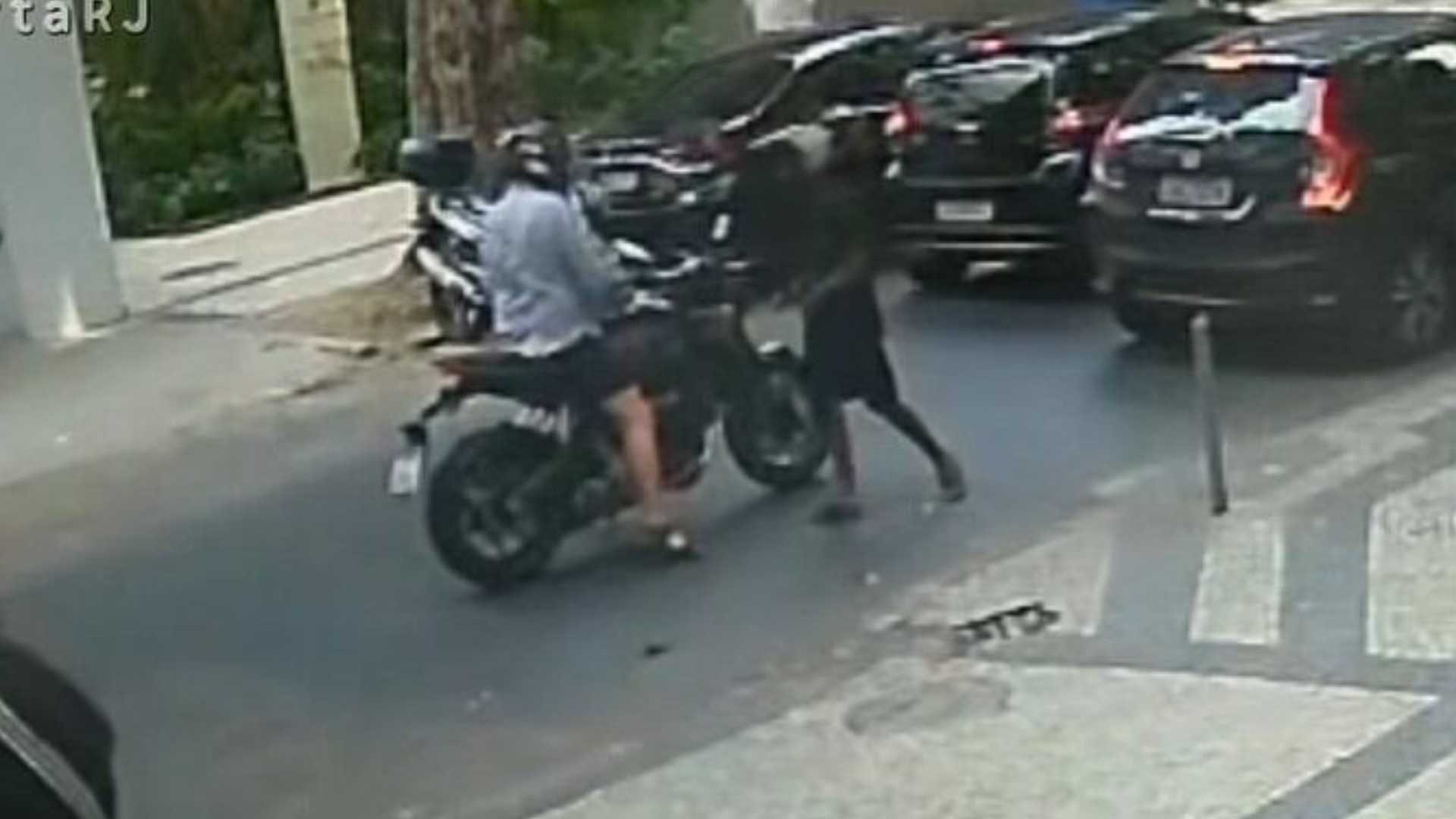VÍDEO: motociclista é assaltado minutos após comprar moto na zona sul do Rio