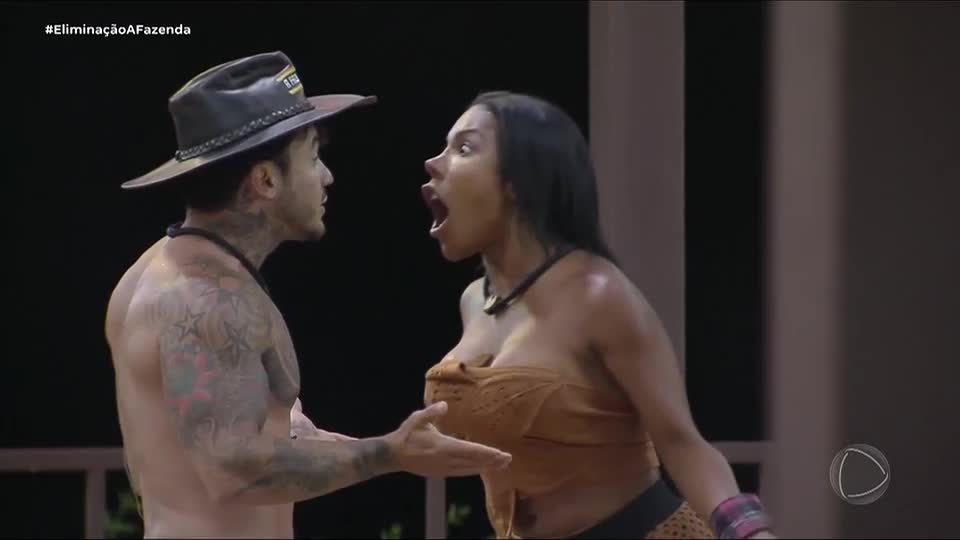 Carol se irrita com Wallas após discutir com Créo e avisa: 'Verei você sair' | A Fazenda 17