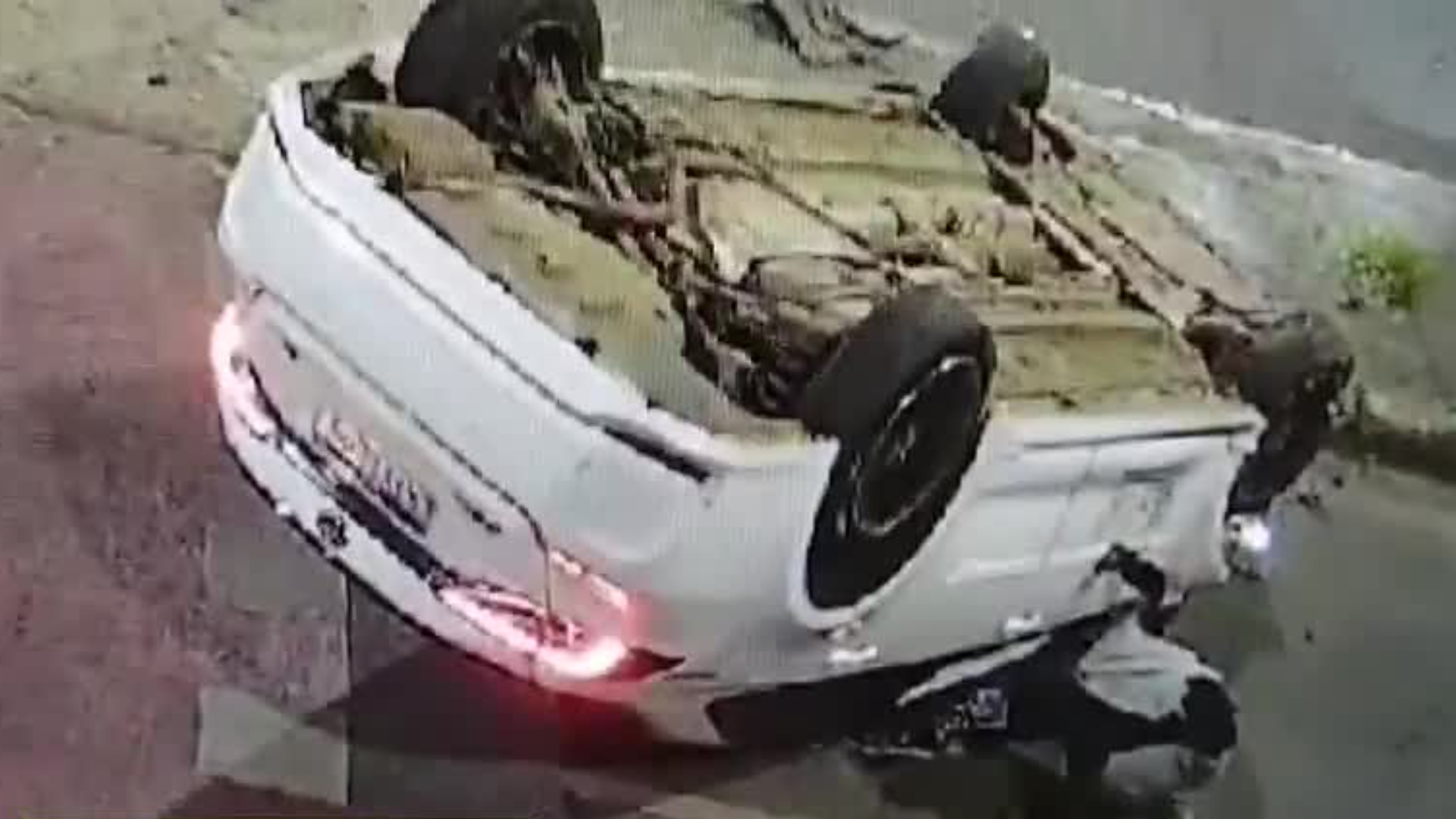 Motorista bate em semáforo e capota táxi na Avenida Silviano Brandão, em BH