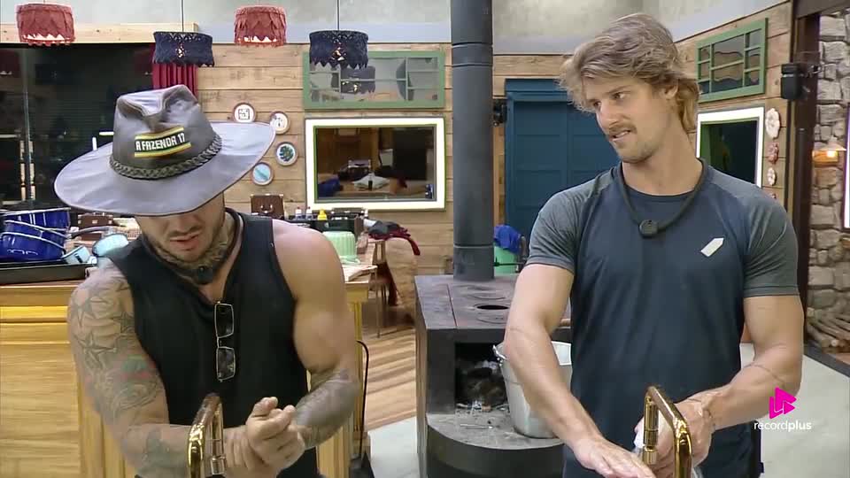 Wallas detona Carol por reclamar do trato: 'Muita energia para esculhambar os outros' | A Fazenda 17