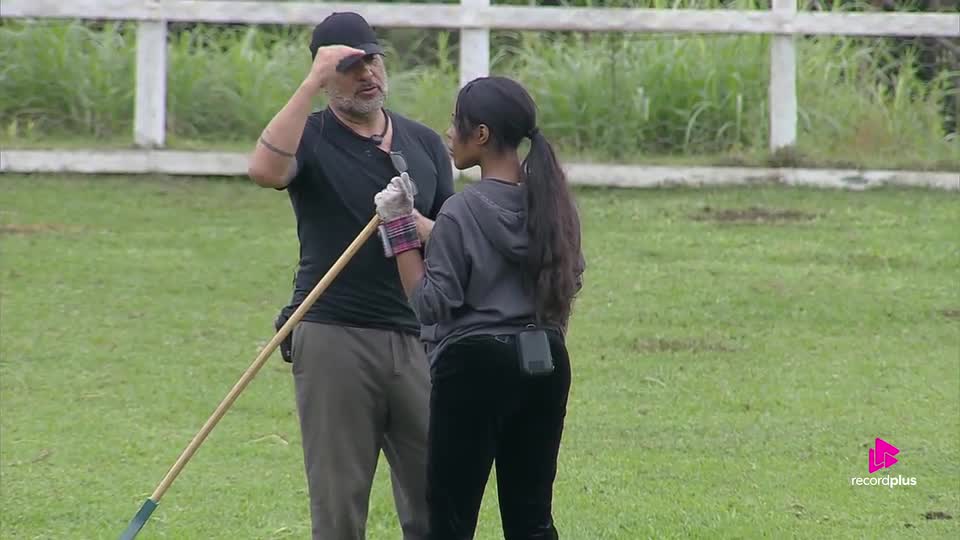 Carol se sente humilhada por Wallas, e Fabiano aconselha: 'Abaixe a cabeça' | A Fazenda 17