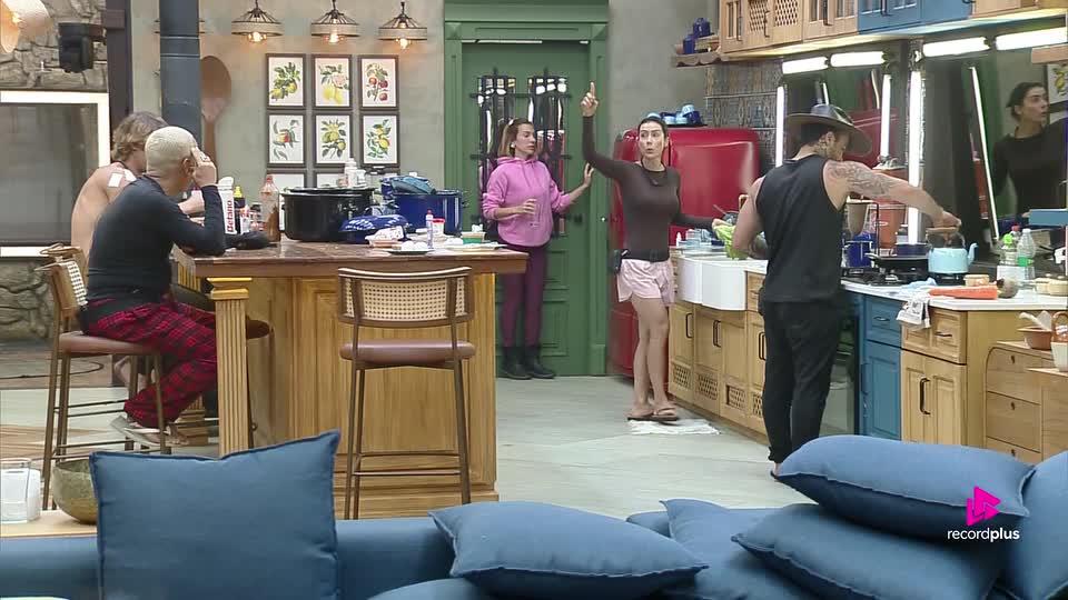 Michelle reclama de peões que fazem 'cinco limonadas ao dia' e pede exposed nas redes | A Fazenda 17