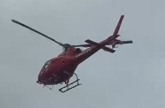 Helicóptero dos bombeiros pousa na av. das Américas para socorrer vítimas de atropelamento