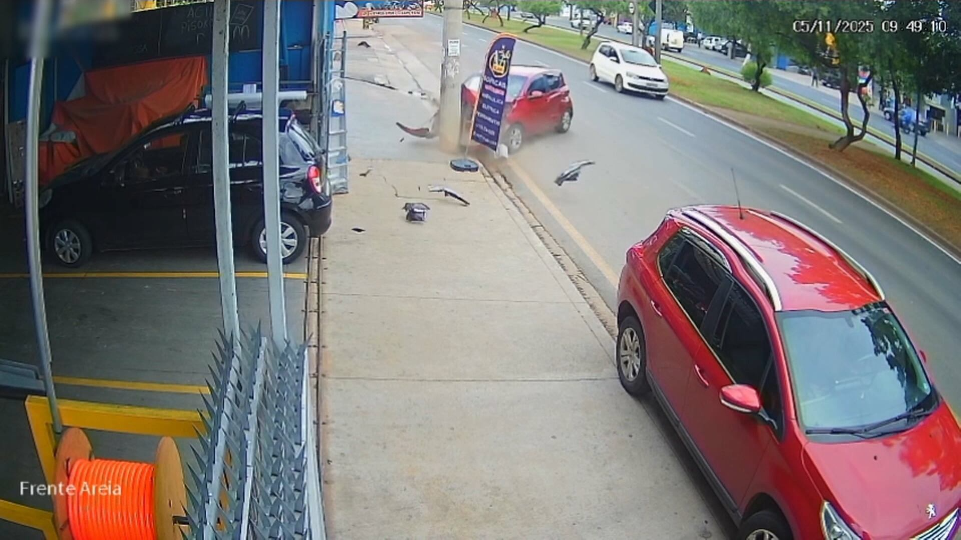 Carro desgovernado bate em poste em Sorocaba (SP) após motorista passar mal