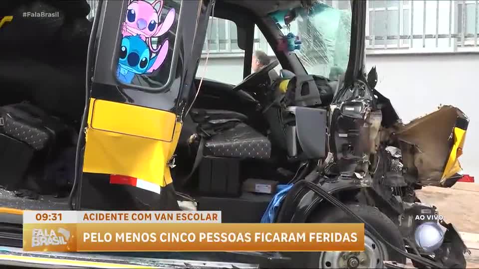 Acidente entre van escolar e ônibus deixa feridos em Guarulhos