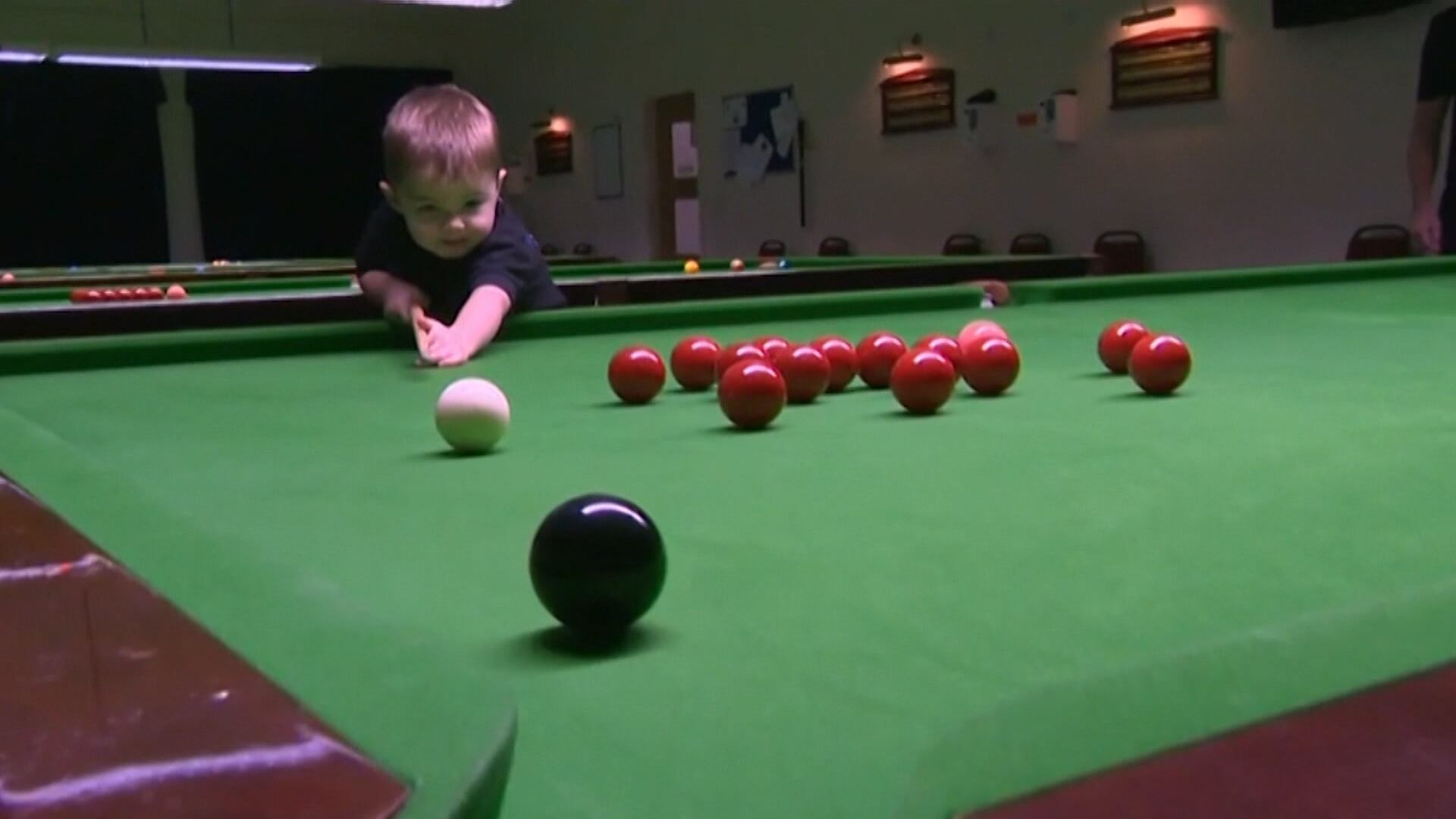 Criança impressiona com talento natural no bilhar