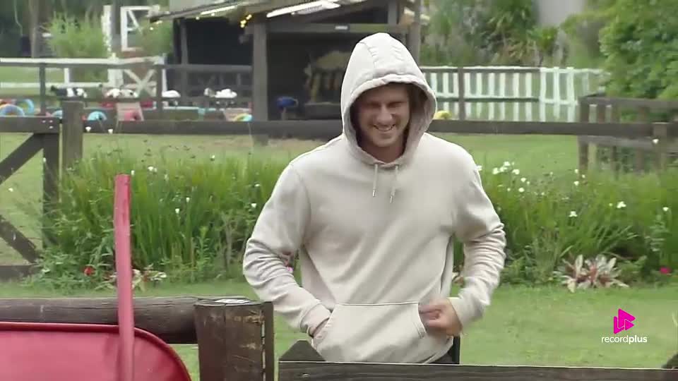 Após eliminação de Yoná, Matheus acorda bem-humorado e comemora com Rayane | A Fazenda 17