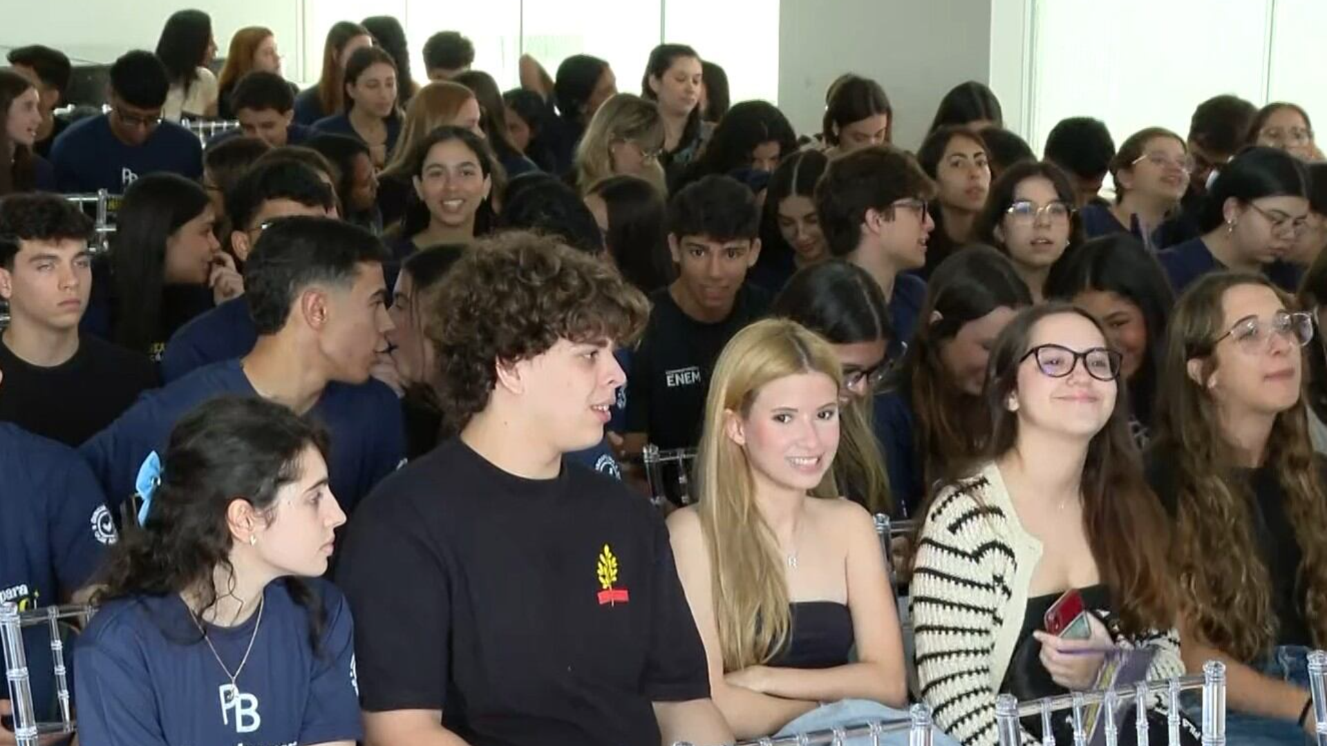 Estudantes de Niterói (RJ) revisam conteúdo para o Enem neste domingo (9)