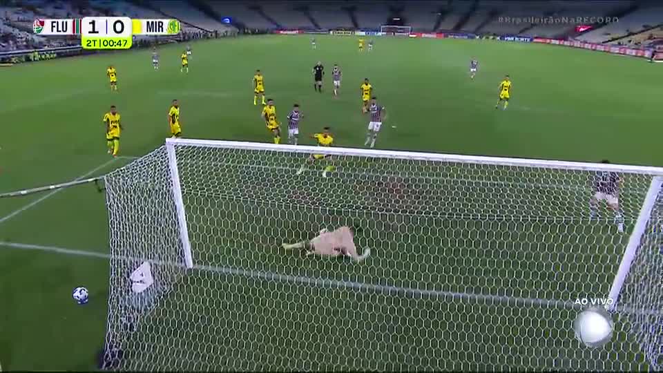 Chance relâmpago! Fluminense quase amplia no primeiro lance do 2º tempo