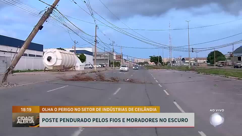 Poste derrubado por caminhão deixa parte de Ceilândia (DF) sem energia elétrica