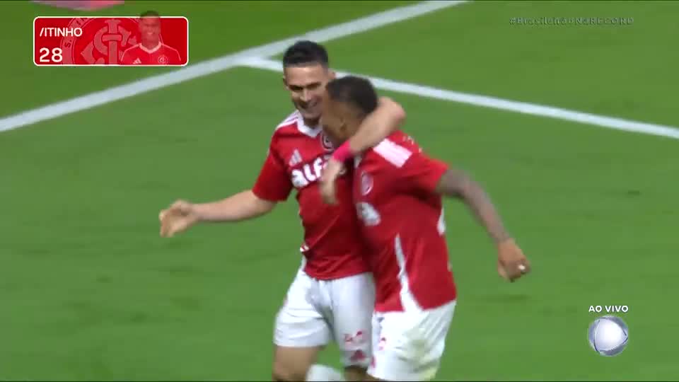 Gol do Inter! Vitinho recebe passe longo, sai cara a cara com o goleiro e marca um golaço