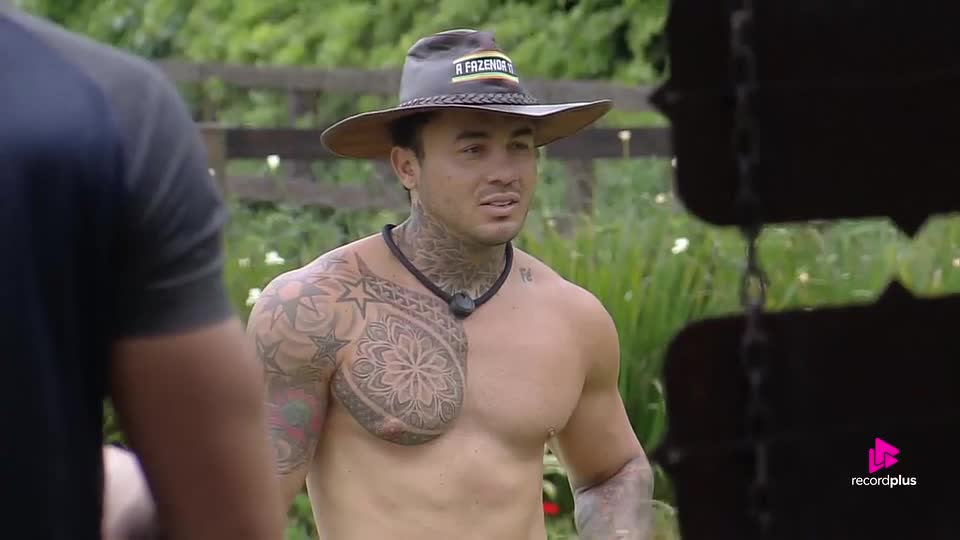 Wallas Arrais solta a voz e embala a manhã durante os tratos | A Fazenda 17