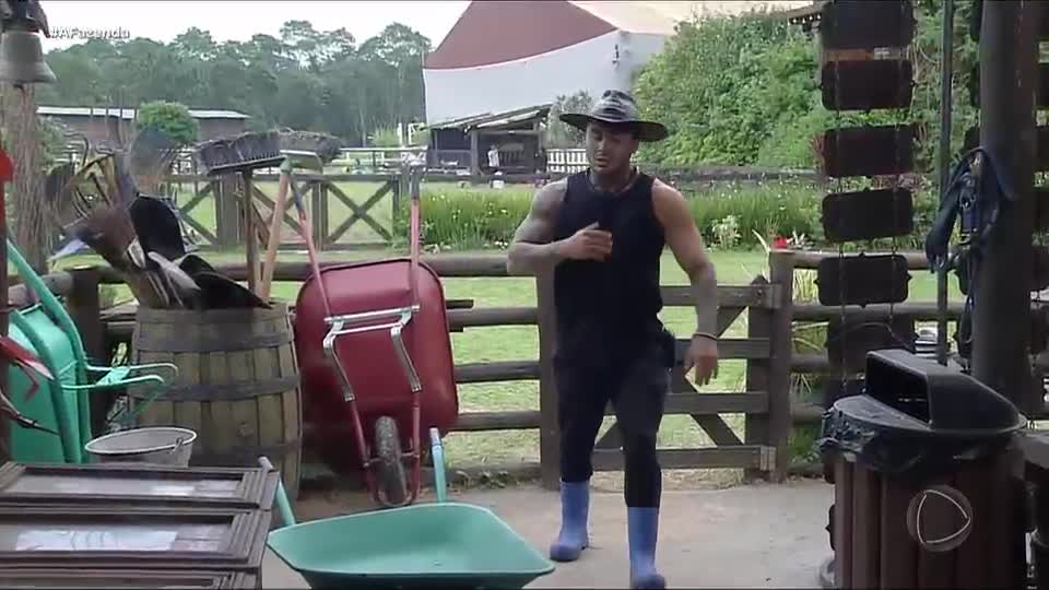 Carol diz que Wallas 'está se achando' com a eliminação de Yoná | A Fazenda 17