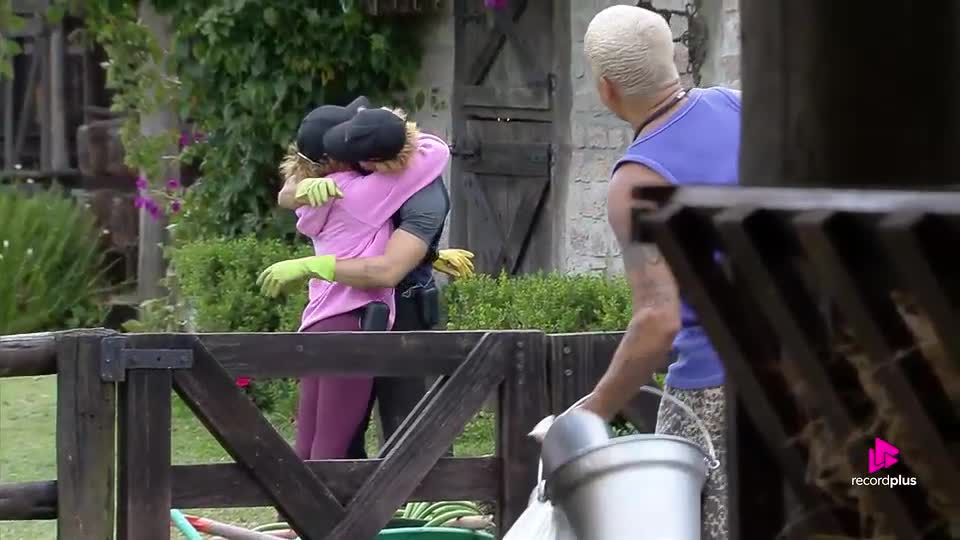 Romance no trato! Matheus e Maria trocam carícias no jardim | A Fazenda 17