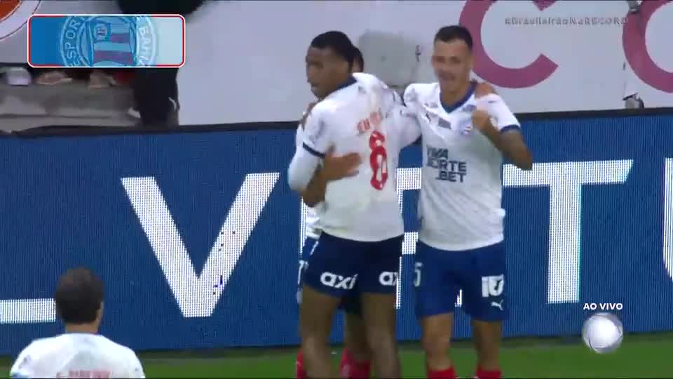 Gol do Bahia! Tiago aparece livre na grande área para desviar cabeceio e empatar no fim
