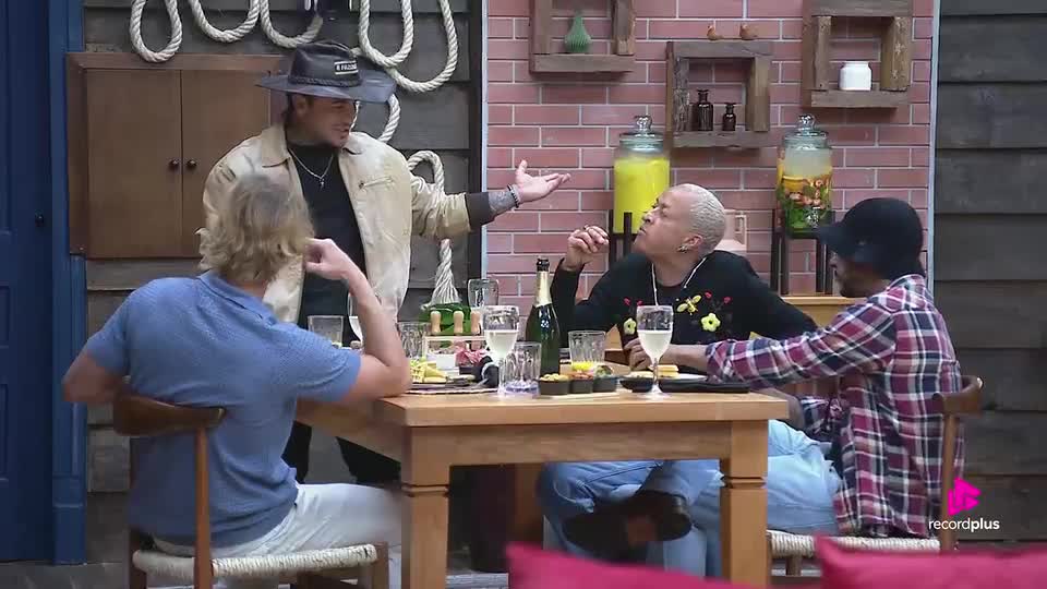 Wallas manifesta preocupação com a proximidade de Carol com Saory e Duda | A Fazenda 17