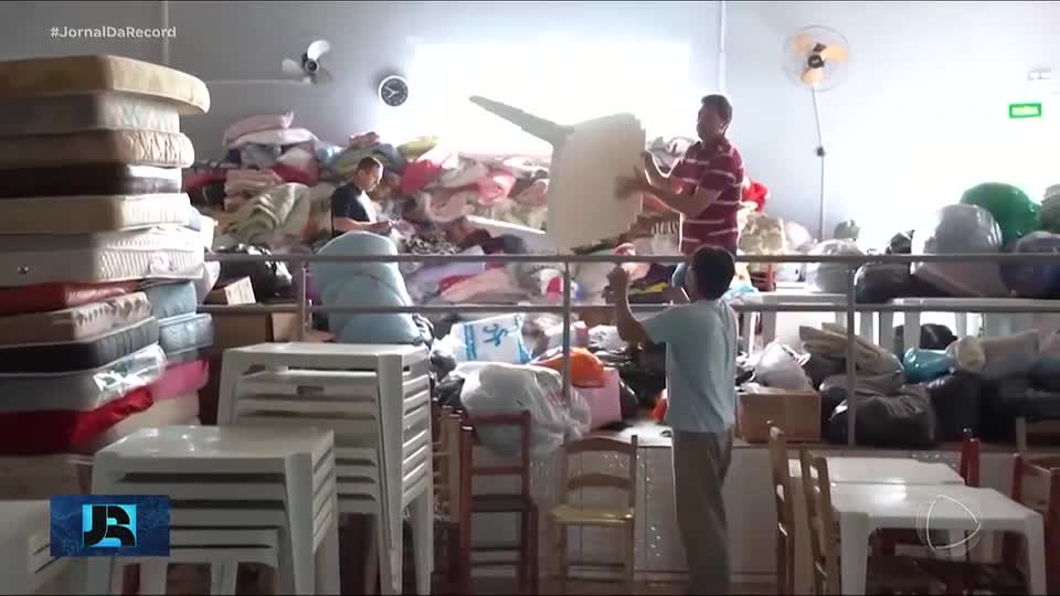 Mais de 100 toneladas de donativos chegam às vítimas de Rio Bonito do Iguaçu, no interior do Paraná