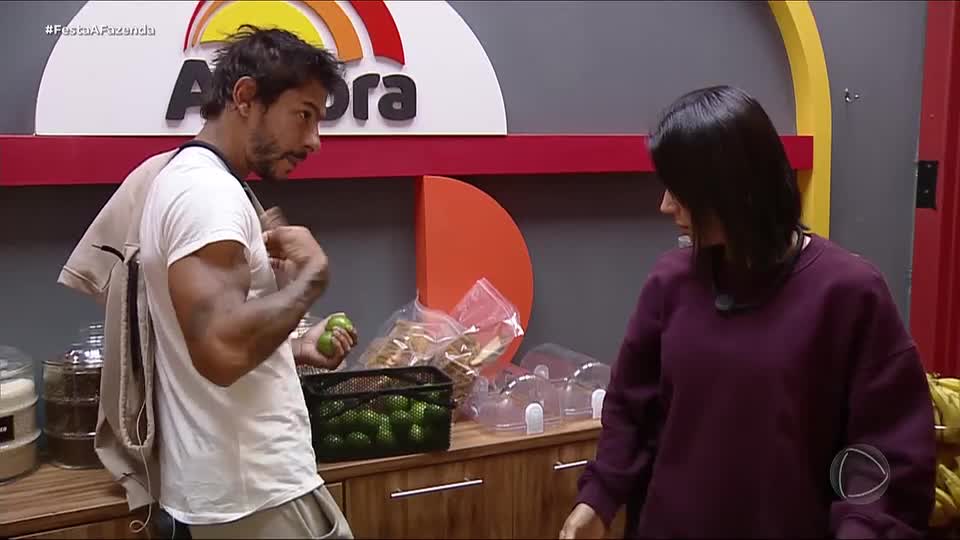 Guerra dos limões movimentou a manhã dos peões na Sede | A Fazenda 17