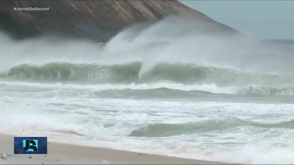 RJ: ciclone causa ventania, queda de árvores e interdições; prefeitura pede cautela