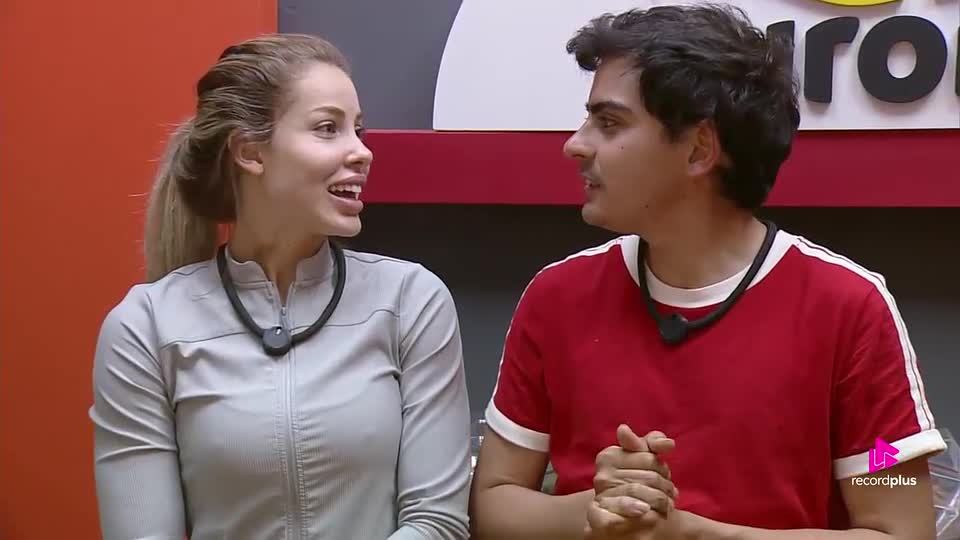 Saory cai na risada ao ouvir altura que Dudu acredita ter | A Fazenda 17