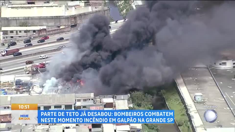 Incêndio de grandes proporções atinge galpão em Guarulhos, na Grande São Paulo