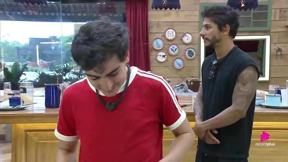 Dudu prepara chá inusitado, e Shia classifica receita como 'intensa e inovadora' | A Fazenda 17