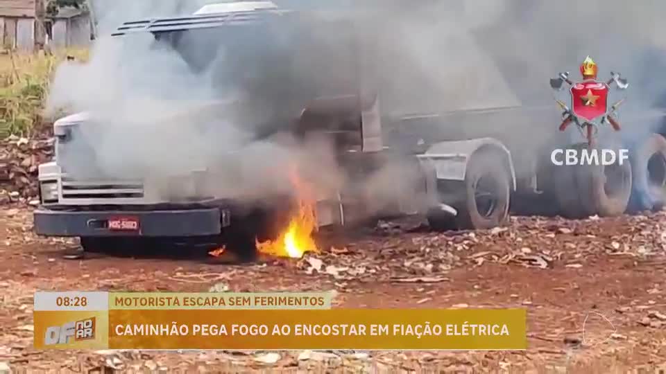Caminhão pega fogo após encostar em fios de alta tensão na DF-230
