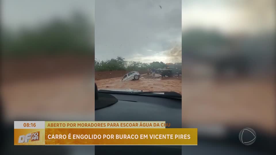 Carro é engolido por buraco aberto para escoar água da chuva na 26 de Setembro (DF)