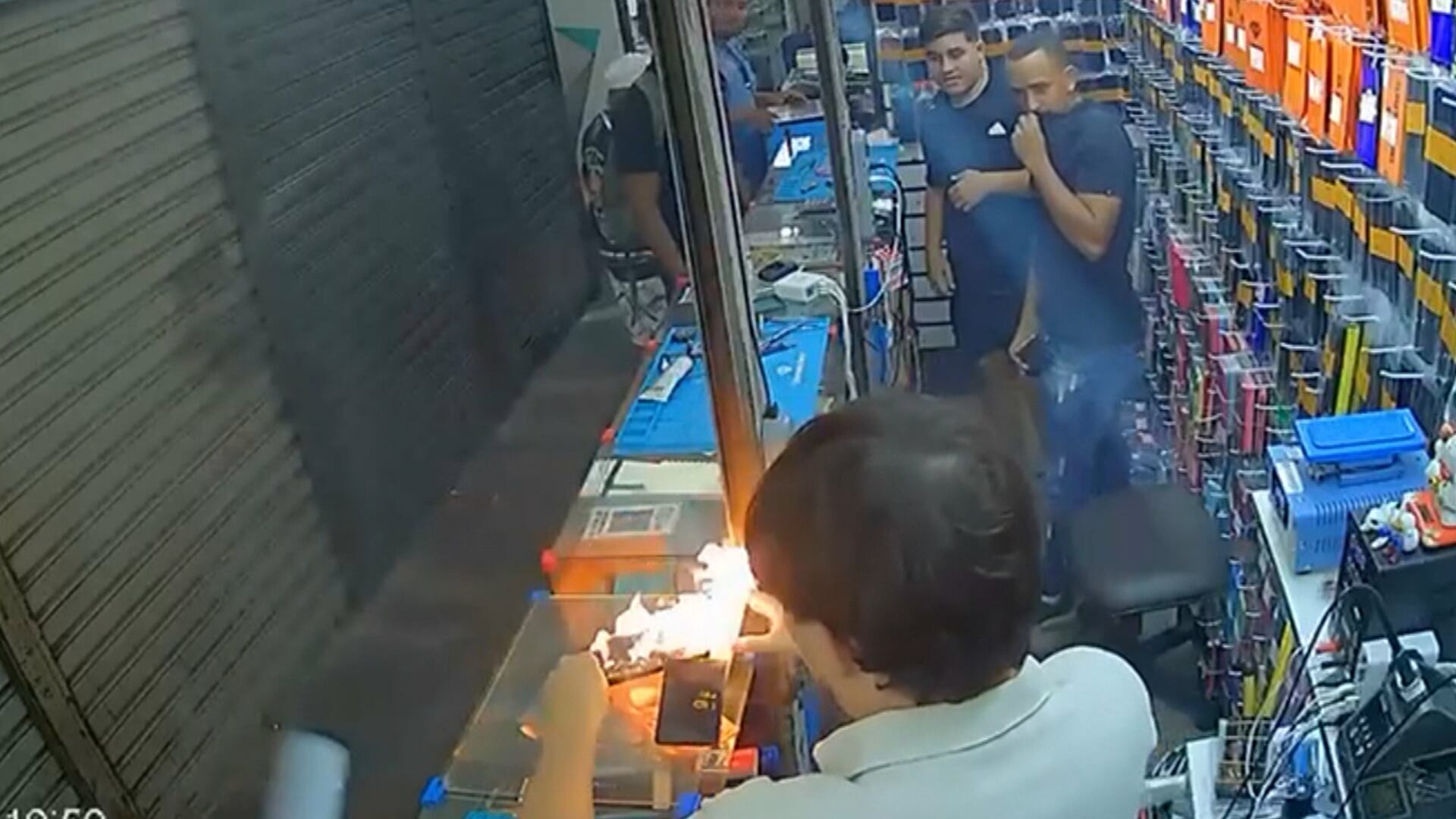 Celular pega fogo durante conserto em loja de manutenção