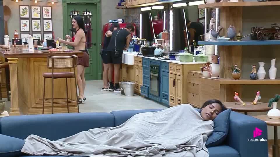 Ray faz barulho com panelas enquanto Carol tenta dormir | A Fazenda 17