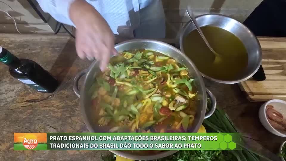 Chef ensina receita de paella de frutos do mar realçada por temperos brasileiros