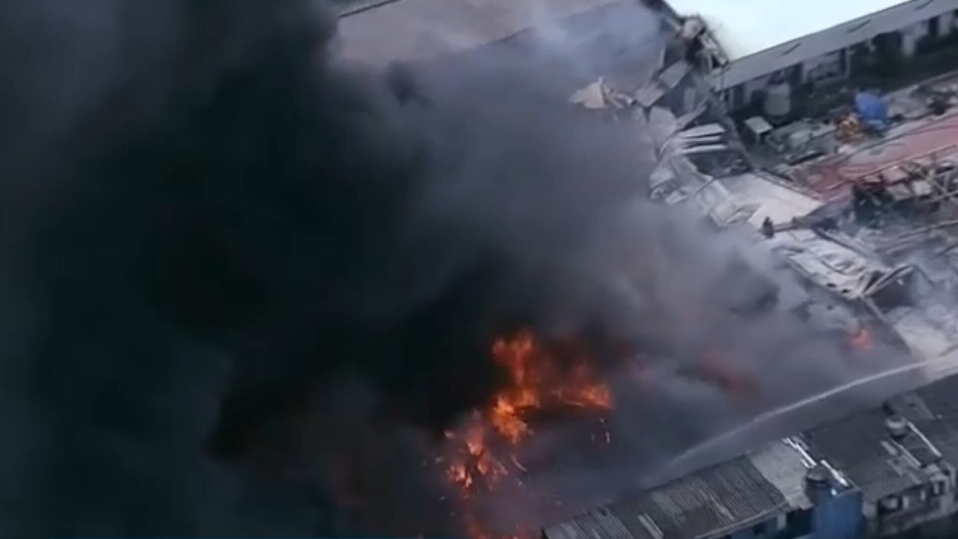 Incêndio atinge galpão próximo de rodovia em São Paulo