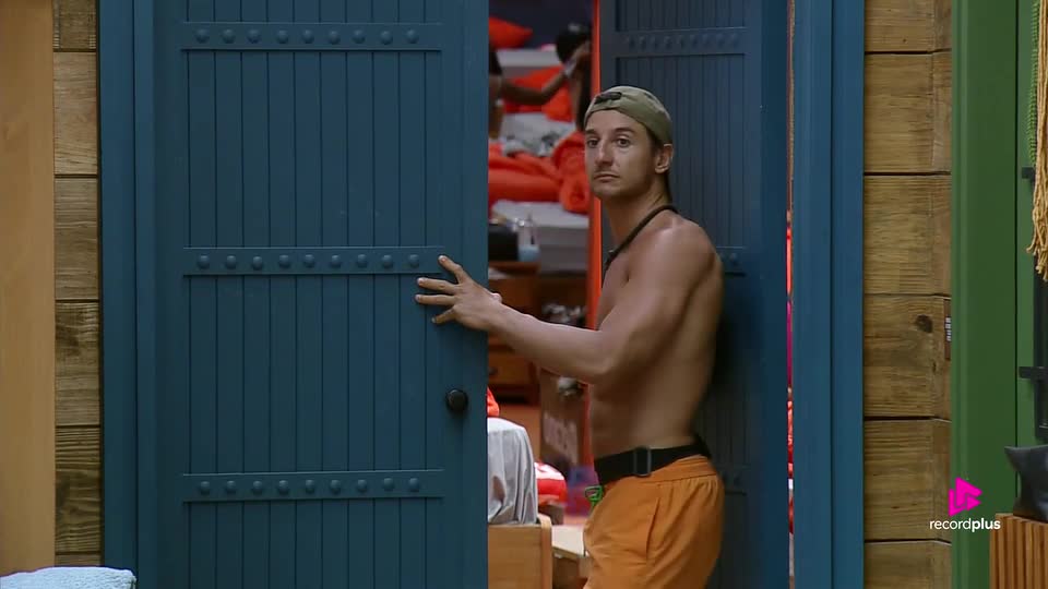 De camarote: Mesquita para na porta do quarto para acompanhar panelaço de Carol | A Fazenda 17