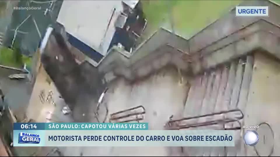Motorista perde controle de carro e voa sobre escadão na zona sul de São Paulo