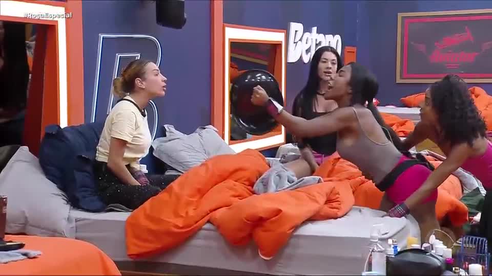 Após briga, Rayane chama Carol de 'descontrolada' | A Fazenda 17