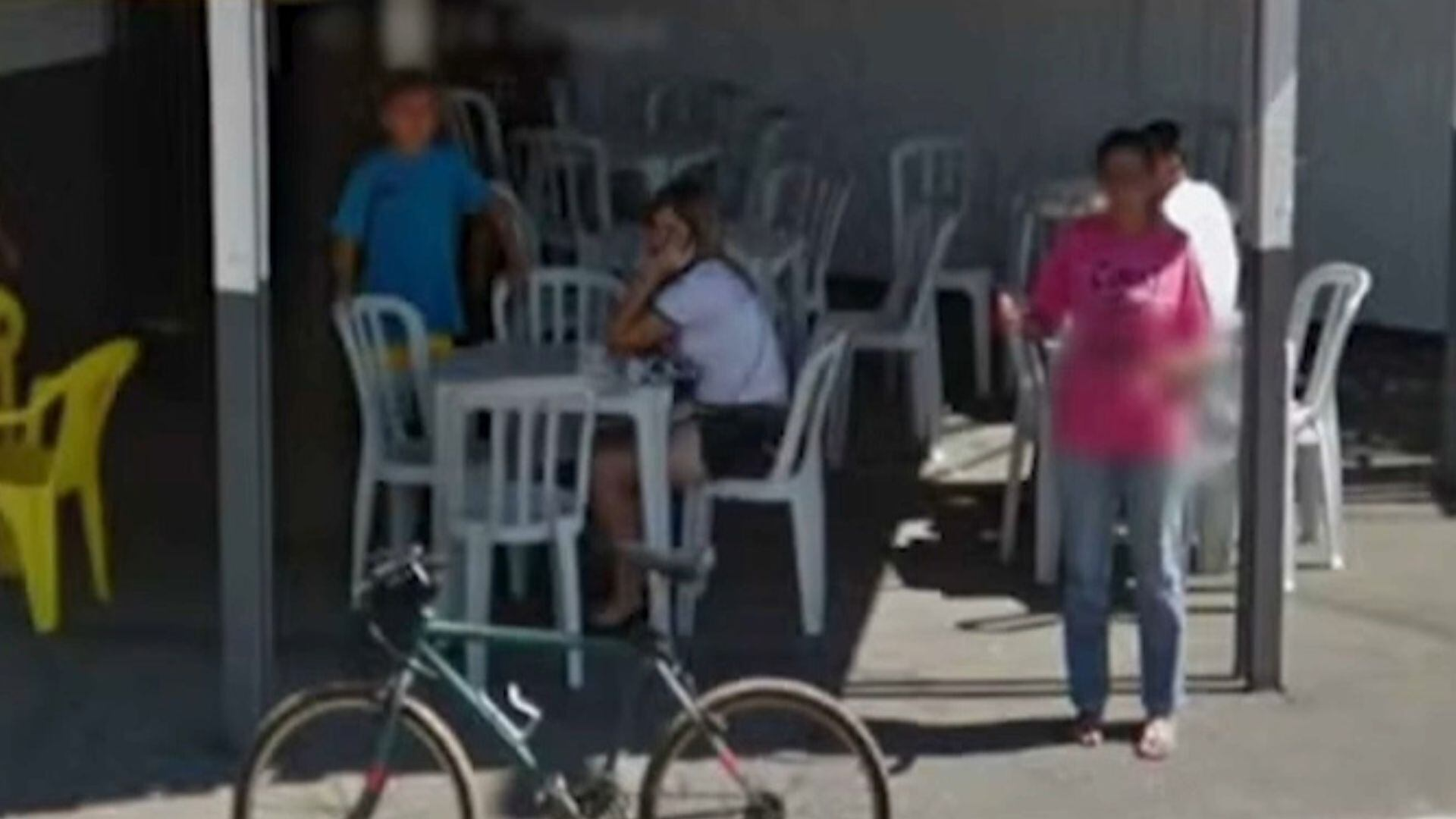 Marília Mendonça aparece sentada em mesa de bar da mãe em foto antiga