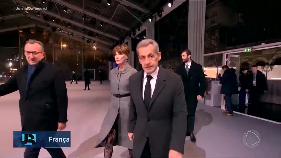 Ex-presidente da França, Nicolas Sarkozy, deixa a prisão após 20 dias detido em Paris
