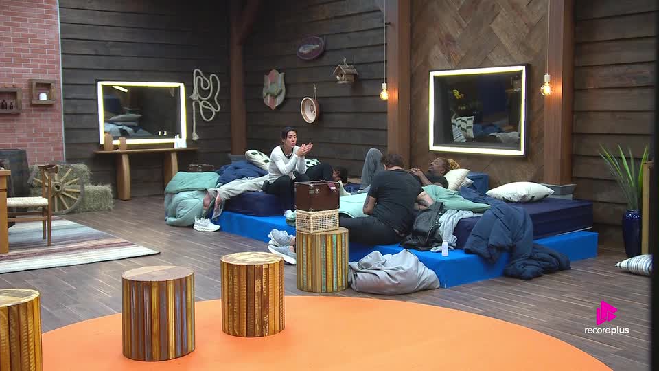 'Eles não sabem nada lá em cima', diz Michelle no Super Paiol | A Fazenda 17