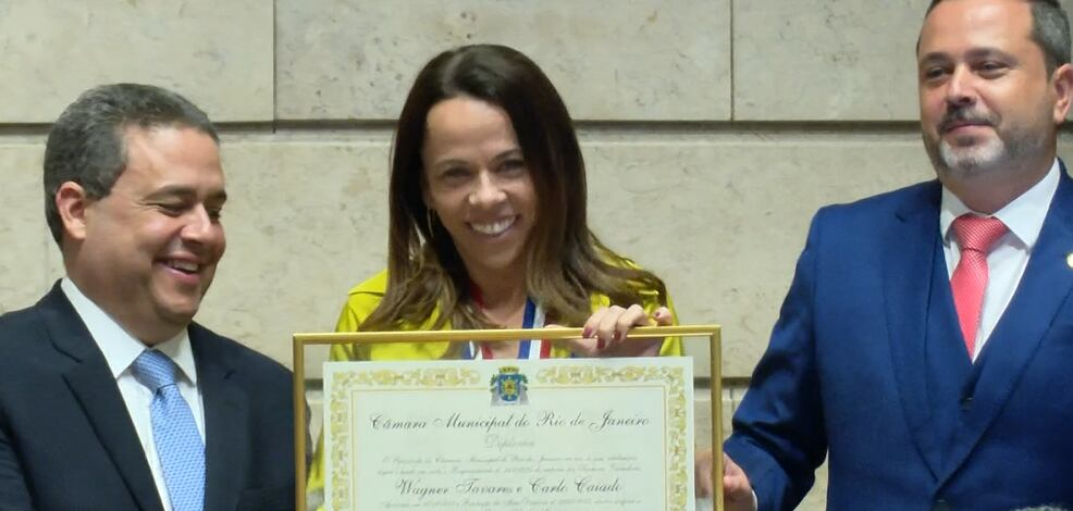 Daniela Santa Cruz é homenageada com a Medalha Pedro Ernesto
